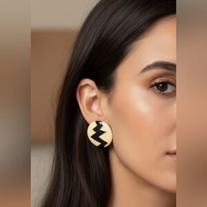 Cara 90s Black and Cream Earrings